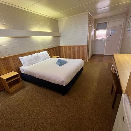 Opal Inn Hotel, Motel, Caravan Park Кубър Педи Екстериор снимка