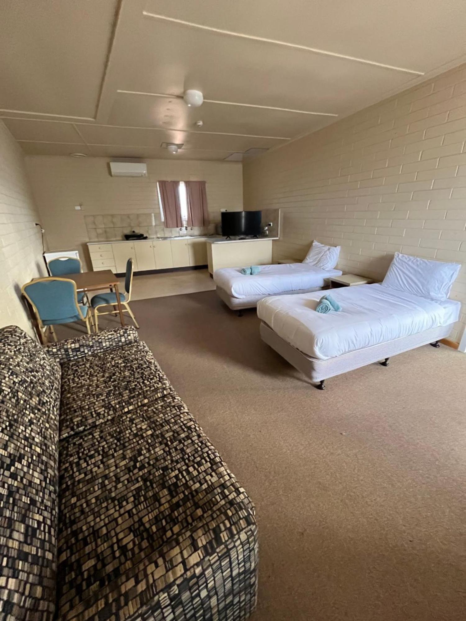 Opal Inn Hotel, Motel, Caravan Park Кубър Педи Екстериор снимка