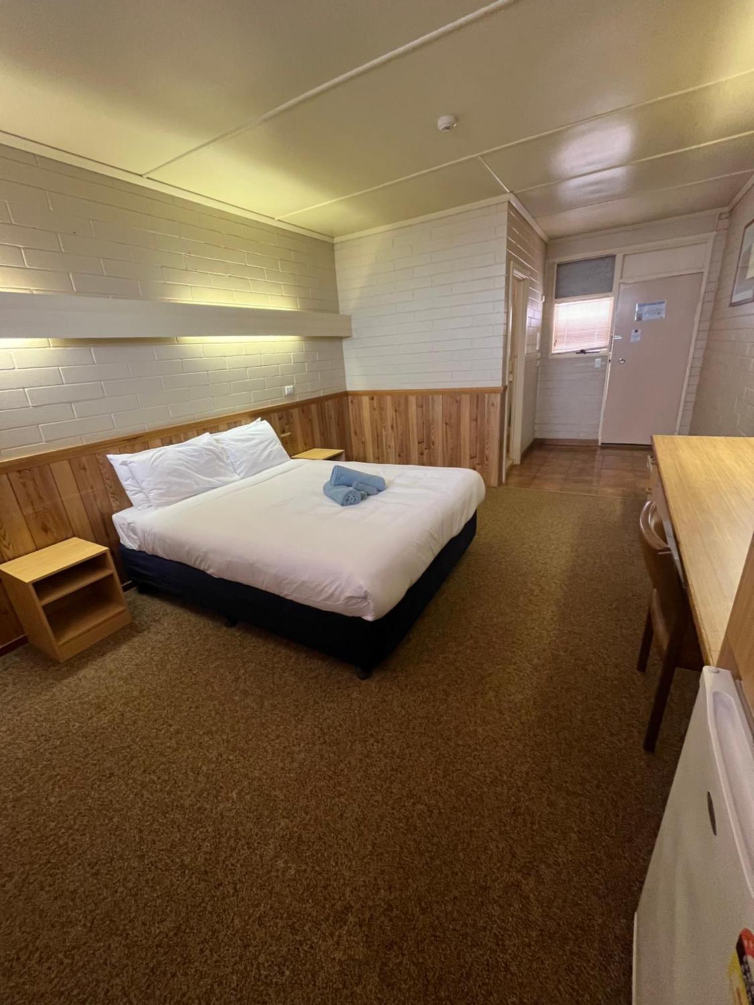 Opal Inn Hotel, Motel, Caravan Park Кубър Педи Екстериор снимка